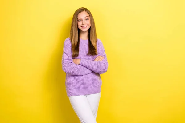 Foto Una Colegiala Joven Positiva Que Usa Suéter Punto Púrpura — Foto de Stock