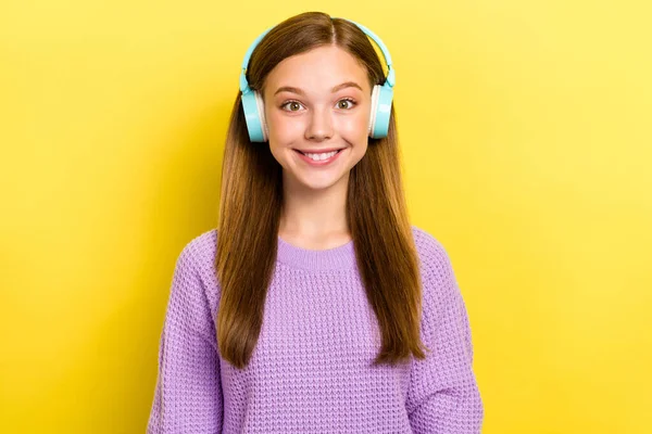 Closeup Photo Young Teenager Listening Music Excited Tothy Beaming Smile — Stock Photo, Image