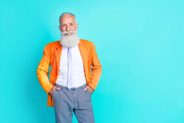 Porträtt Positiv Självsäker Åldrad Person Grop Händer Fickor Toothy Leende — Stockfoto