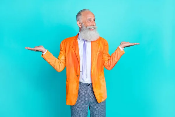 Oldukça Tatlı Bir Emekli Adamın Parlak Turuncu Ceketli Fotoğrafı Kollarını — Stok fotoğraf