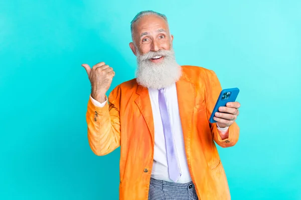 Pozitif Büyükbaba Portresi Telefon Tutmak Işaret Parmak Boş Boşluk Gök — Stok fotoğraf