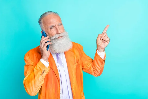 深刻な老人の写真は アクアマリン色の背景に隔離された電話直接指の空のスペースを話す — ストック写真