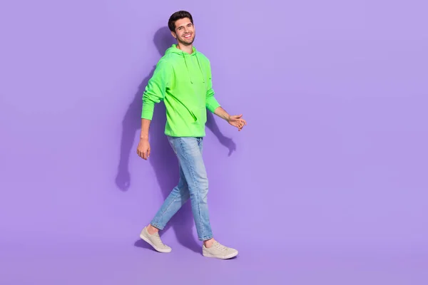 Pełna Długość Zdjęcie Fajny Zabawny Facet Ubrany Neon Bluza Spacery — Zdjęcie stockowe