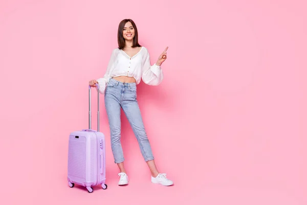 图片全长漂亮的年轻女士行李点空空如也的空间飞行折扣穿着时髦的白色看起来孤立在粉红的背景 — 图库照片