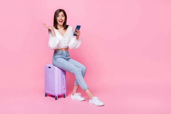 Full Length Photo Impressed Young Lady Sit Bags Hold Gadget — Φωτογραφία Αρχείου