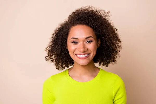 Genç Güzel Kıvırcık Saçlı Kıvırcık Saçlı Gülümseyen Kadınının Yakın Plan — Stok fotoğraf