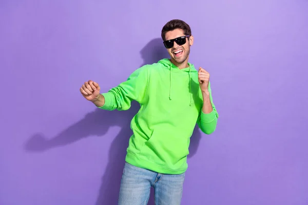 Fotografie Atraktivní Pozitivní Hezký Chlap Brunet Účes Oblečený Zelená Mikina — Stock fotografie