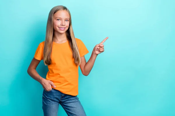 Photo Adorable Positive Girl Toothy Smile Orange Trendy Clothes Arm — Stock Photo, Image