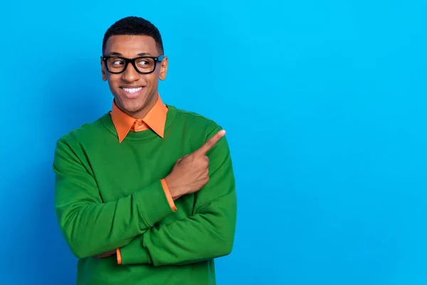 Photo Positive Cheerful Man Dressed Orange Shirt Green Sweatshirt Directing — Stock Photo, Image