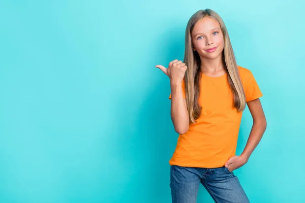 Çekici Sarışın Liseli Bir Kızın Fotoğrafı Turuncu Tişört Giyip Kot — Stok fotoğraf