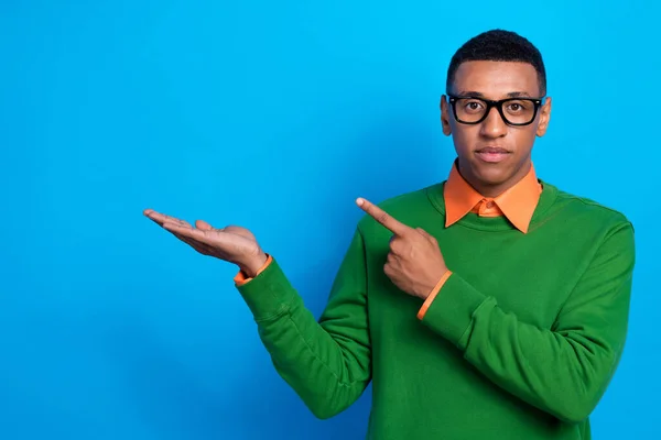 Photo Intelligent Clever Handsome Man Orange Shirt Green Sweatshirt Indicating — Stock Photo, Image