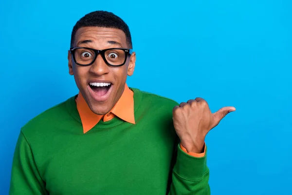 Foto Retrato Estudiante Excitado Hombre Usar Jersey Verde Con Dedo — Foto de Stock