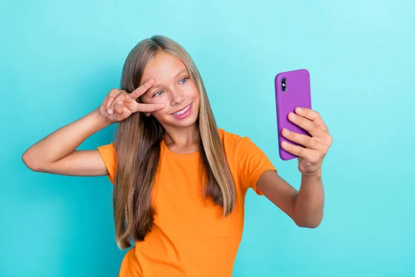 Photo Funny Positive Little Blogger User Hand Sign Make Selfie — Stock Photo, Image
