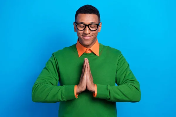 Foto Positivo Optimista Tranquilo Hombre Naranja Camisa Verde Sudadera Mantenga —  Fotos de Stock