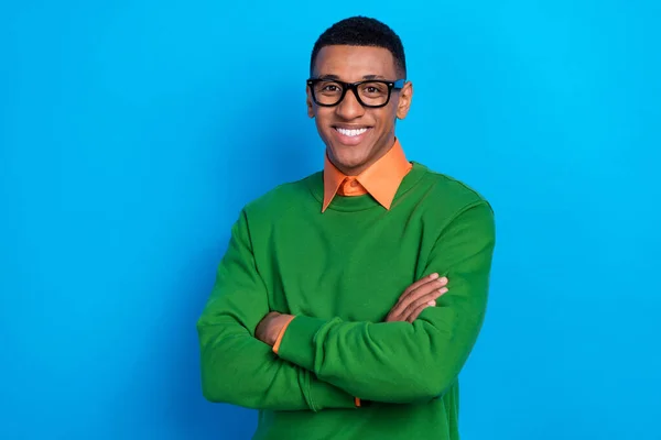 Foto Hombre Optimista Inteligente Vestido Camisa Naranja Bajo Gafas Sudadera —  Fotos de Stock