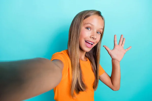 Selfie Foto Ung Liten Söt Skolunge Flicka Bära Orange Shirt — Stockfoto