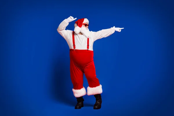 他那迷人的 滑稽的 滑稽的 胖胖的 白发苍苍的圣诞老人式的艺术家 在节日快乐的舞蹈中 有着独特的 明亮的 鲜亮的 充满活力的红色 — 图库照片