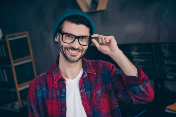 照片上的笑容可亲的编码员戴着帽子眼镜 在室内的工作站阁楼上创建了良好的软件 — 图库照片