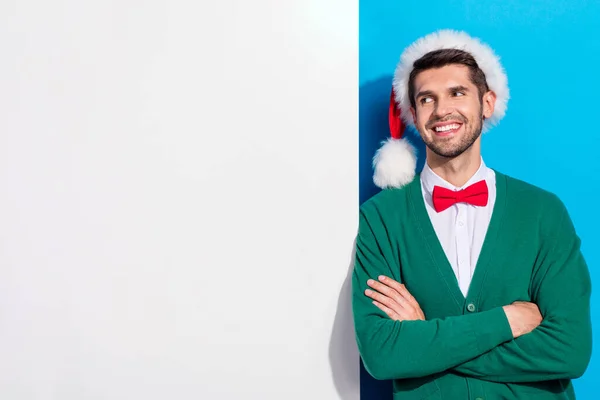 かわいい夢の男の服を着たクリスマスグリーンカーディガン腕交差見て空のスペース隔離された青の色の背景 — ストック写真