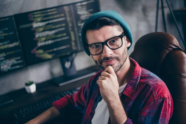 Foto Positivo Programmatore Pensieroso Vestito Cappello Occhiali Sorridente Braccio Mento — Foto Stock