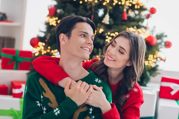 Foto Duas Pessoas Adoráveis Gostam Passar Tempo Natal Juntos Usar — Fotografia de Stock