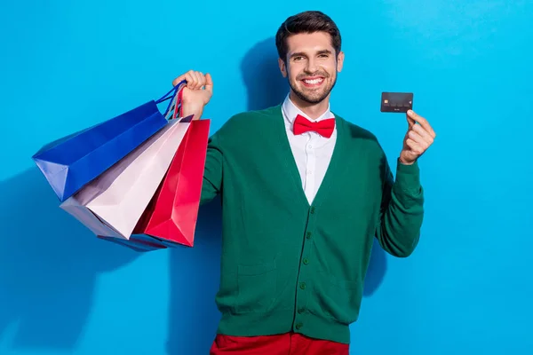 有魅力的男人喜庆假日购物的照片 显示网上付款用蓝色背景隔开的卡片 — 图库照片