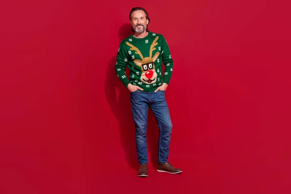 Πλήρης Φωτογραφία Του Χαρούμενου Θετικού Άντρα Ντυμένος Χριστούγεννα Πράσινο Πουλόβερ — Φωτογραφία Αρχείου