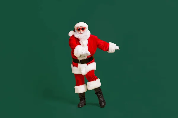 フルサイズの写真のファンキーな脂肪サンタクラスリッスンX Masクリスマス音楽無線ヘッドセットダンス新年ディスコ着用サングラスヘッドウェアキャップ隔離された明るい輝き色背景 — ストック写真