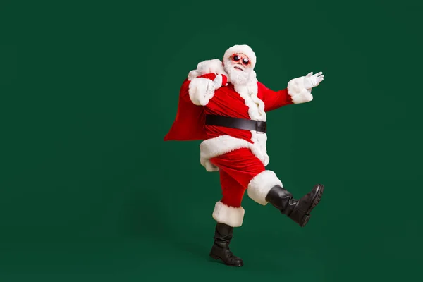 Ganzkörperprofil Seite Foto Von Weihnachtsmann Mit Großem Bauch Bart Tragen — Stockfoto