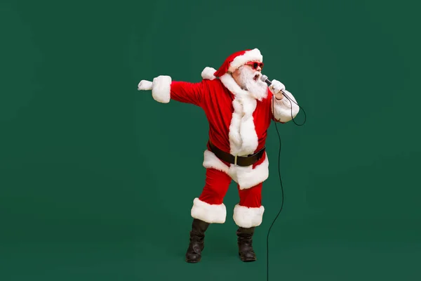 Full Body Photo Crazy Santa Claus Zpěv Mikrofon Píseň Vánoce — Stock fotografie