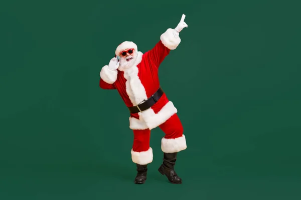 Foto Comprimento Total Louco Santa Claus Com Barba Cinza Ouvir — Fotografia de Stock