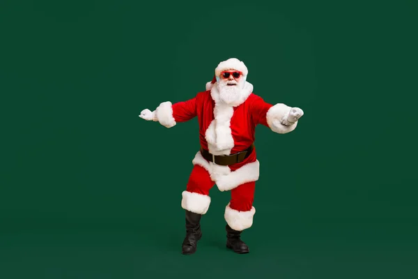 Foto Voller Größe Von Funky Weihnachtsmann Mit Grauem Bart Hören — Stockfoto
