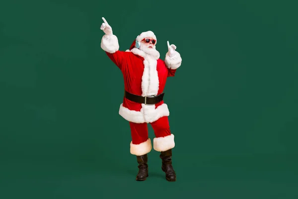 Pełny Rozmiar Zdjęcie Szalony Święty Mikołaj Białą Brodą Słuchać Zestaw — Zdjęcie stockowe