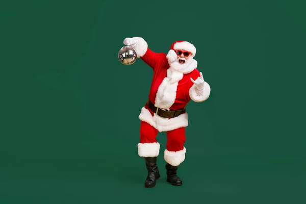 Ganzkörper Foto Verrückt Santa Claus Mit Grauem Bart Halten Discokugel — Stockfoto