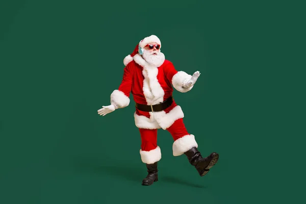Full Size Foto Von Funky Weihnachtsmann Mit Grauem Bart Hören — Stockfoto