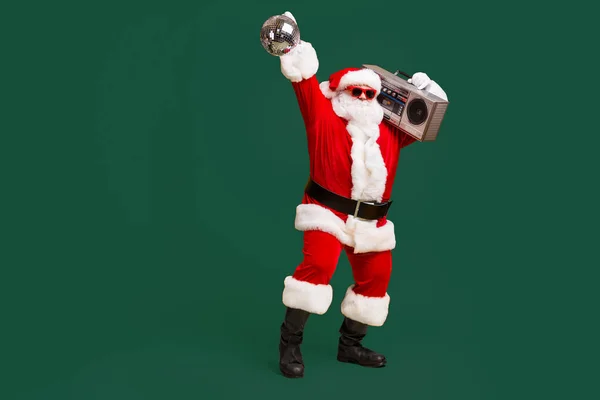 Ganztägiges Foto Von Coolen Weihnachtsmännern Mit Grauem Bart Hören Weihnachtslieder — Stockfoto