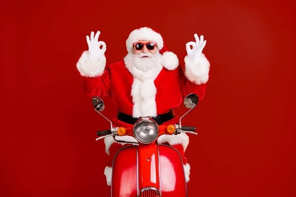 Portret Jego Miły Pewny Siebie Wesoły Szczęśliwy Santa Jazdy Motorower — Zdjęcie stockowe