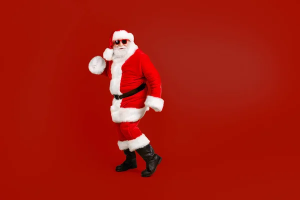 Uzun Boylu Neşeli Neşeli Neşeli Şişman Beyaz Saçlı Noel Baba — Stok fotoğraf
