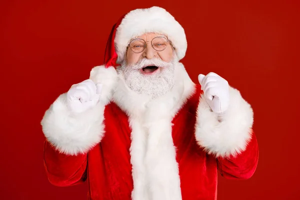 Фото Восторженного Санта Клауса Поднять Кулаки Пользуются Рождество Новый Год — стоковое фото