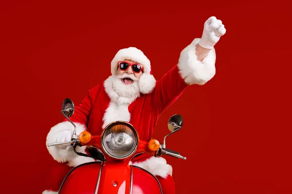Neşeli Neşeli Noel Baba Sının Portresi Hızla Motosiklete Biniyor Eğlenceli — Stok fotoğraf