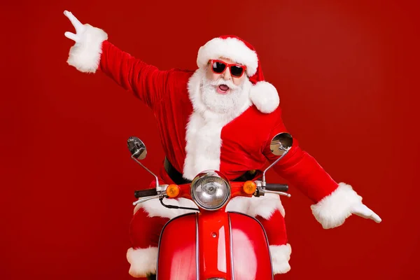 Onun Çocuksu Neşeli Neşeli Noel Baba Sının Portresi Motosiklet Sürüyor — Stok fotoğraf
