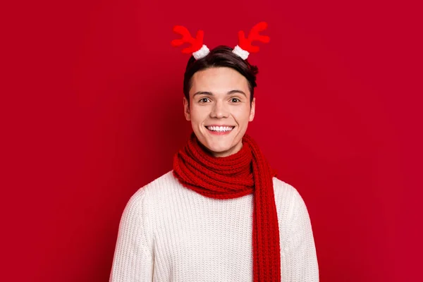 Photo Toothy Beaming Smiling Excited Man Wear Reindeer Horns Enjoy — Stock Photo, Image