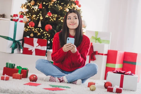 Foto Von Verträumten Süßen Mädchen Tragen Weihnachten Roten Pullover Eingabe — Stockfoto