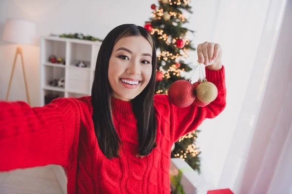 Foto Chica Divertida Excitada Desgaste Navidad Jersey Rojo Celebración Decoraciones —  Fotos de Stock