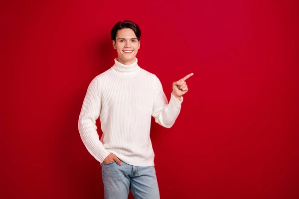 Zdjęcie Młodego Przedsiębiorcy Człowiek Nosić Biały Sweter Palec Wskazują Puste — Zdjęcie stockowe