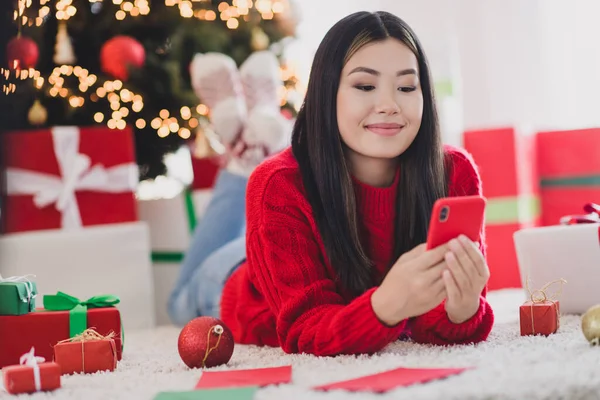 Foto Sognante Bella Ragazza Indossare Natale Pullover Rosso Digitando Saluti — Foto Stock