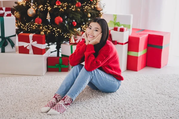 Фото Чарівної Мрійливої Дівчини Різдвяному Червоному Пуловері Посміхаючись Сидить Під — стокове фото