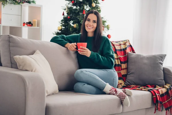 매력적 소녀의 Xmas Green Pullover 실내에서 맛있는 뜨거운 음료를 즐긴다 — 스톡 사진