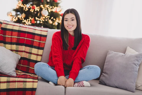 Фото Красивої Веселої Дівчини Одягненої Різдвяну Червону Пуловер Яка Посміхається — стокове фото