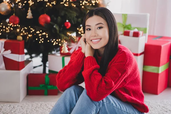 Hayalperest Tatlı Kızın Fotoğrafı Noel Ağacının Altında Oturan Kırmızı Kazak — Stok fotoğraf